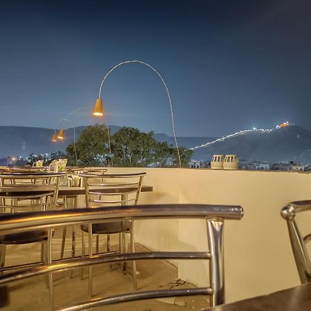 Chillout - A Boutique Hotel & Rooftop Restaurant Джапур Экстерьер фото